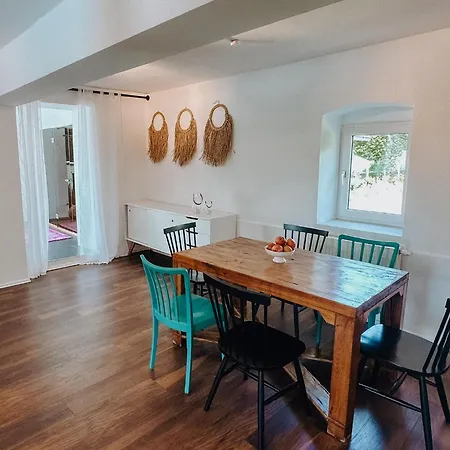 Orman Evi Weingut Holler Weingarten Spielfeld