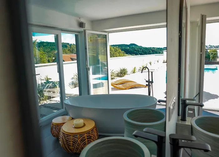 Weingut Holler Weingarten Lodge Spielfeld